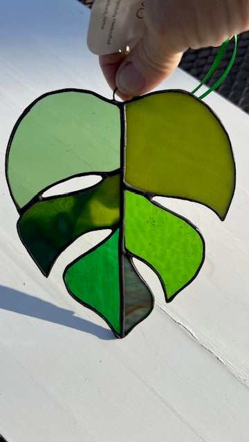 Green Stained Glass Monstera Leaf Suncatcher – Textured Tropical Window Hanging, Black Patina Finish, Handmade Glass Art