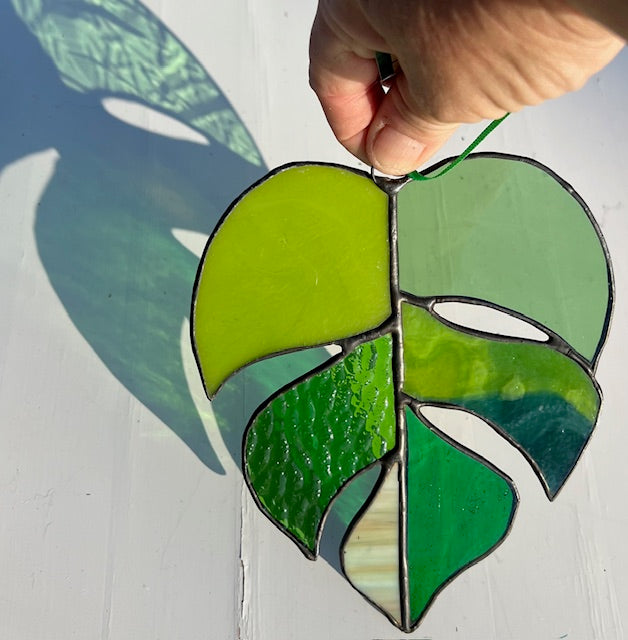 Green Stained Glass Monstera Leaf Suncatcher – Textured Tropical Window Hanging, Black Patina Finish, Handmade Glass Art